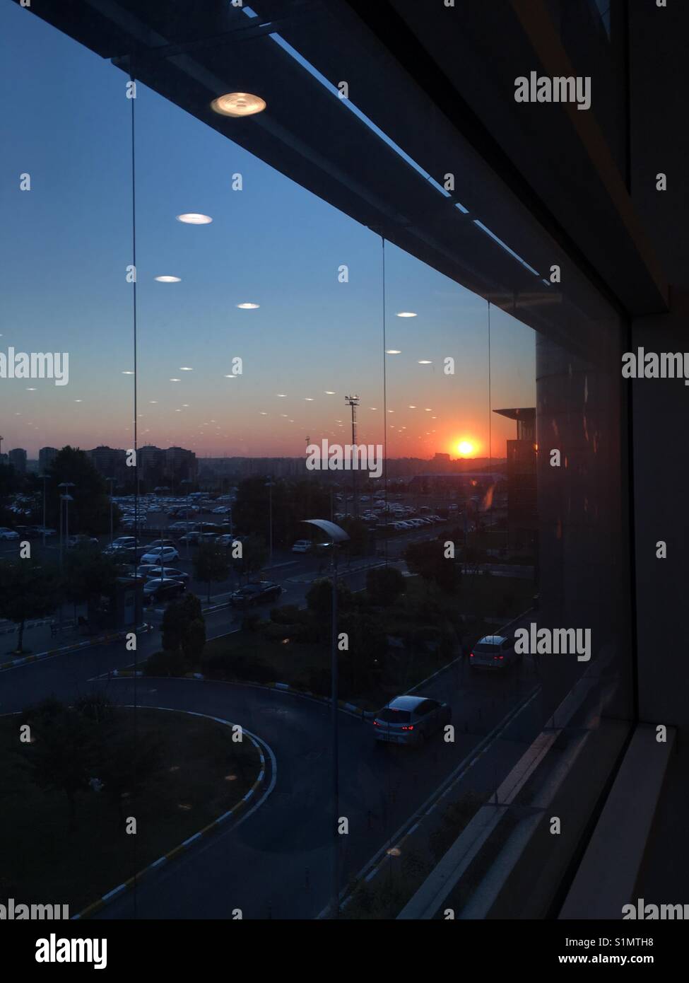 Sonnenaufgang vom Flughafen Istanbul Atatürk Fenster Stockfoto