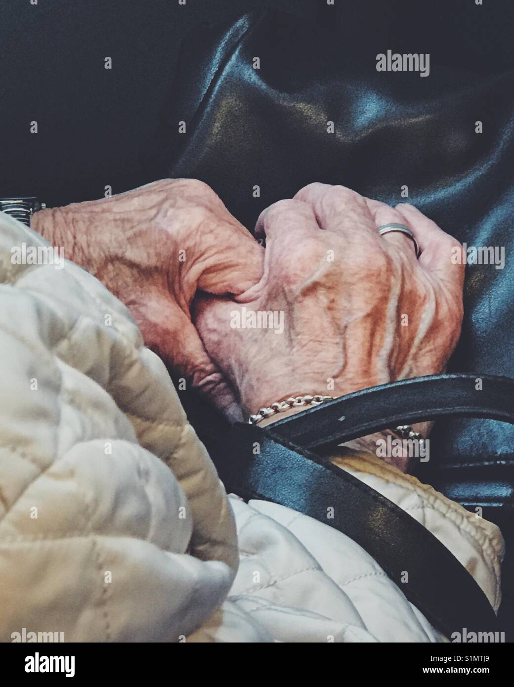 Eine alte Damen Paar Hände Stockfoto