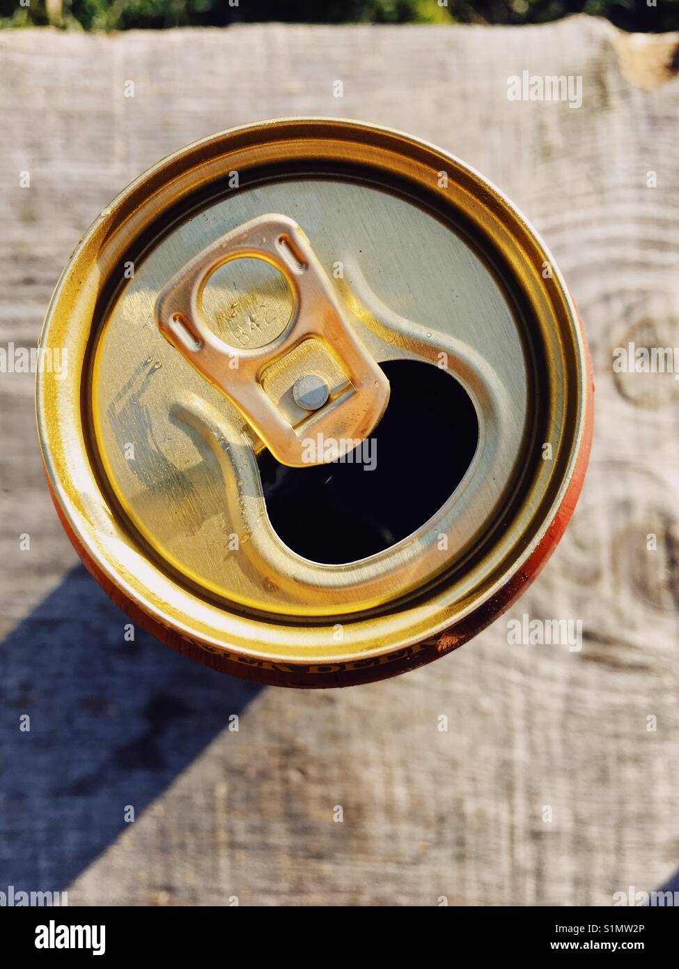 Ansicht von oben ein goldenes Bier kann auf einem Holztisch Stockfoto