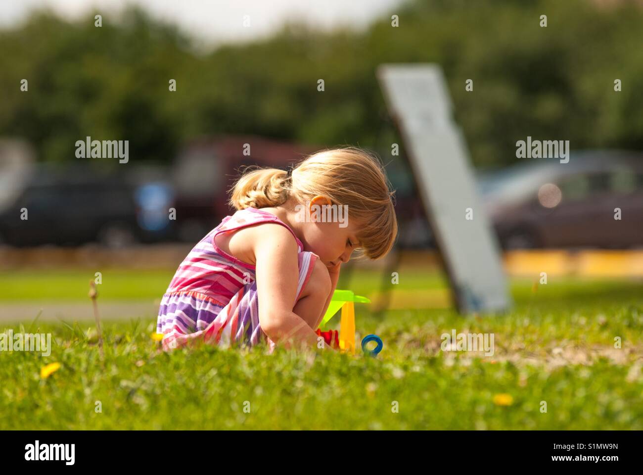 Kinder spielen im Park Stockfoto