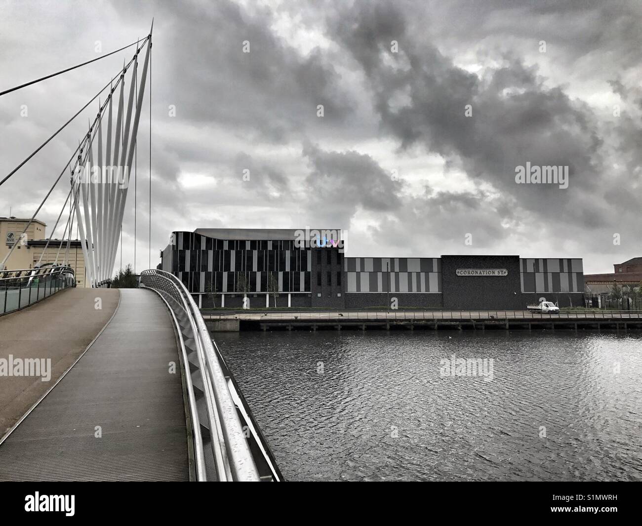 Blick über die Fußgängerbrücke auf ITV Gebäude in Media City Salford Manchester UK - Smartphone-aufgenommenes Stockfoto