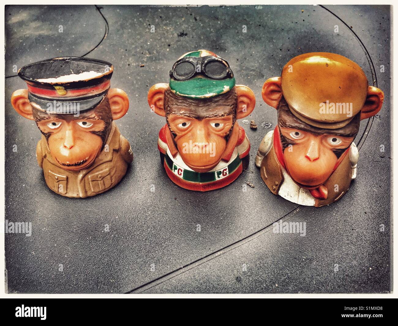 Trio von Vintage 70er PG Tips Eierbecher Toppers. Sergeant Schimpansen, Cyril der Radfahrer und Bauarbeiter Schimpanse. Stockfoto