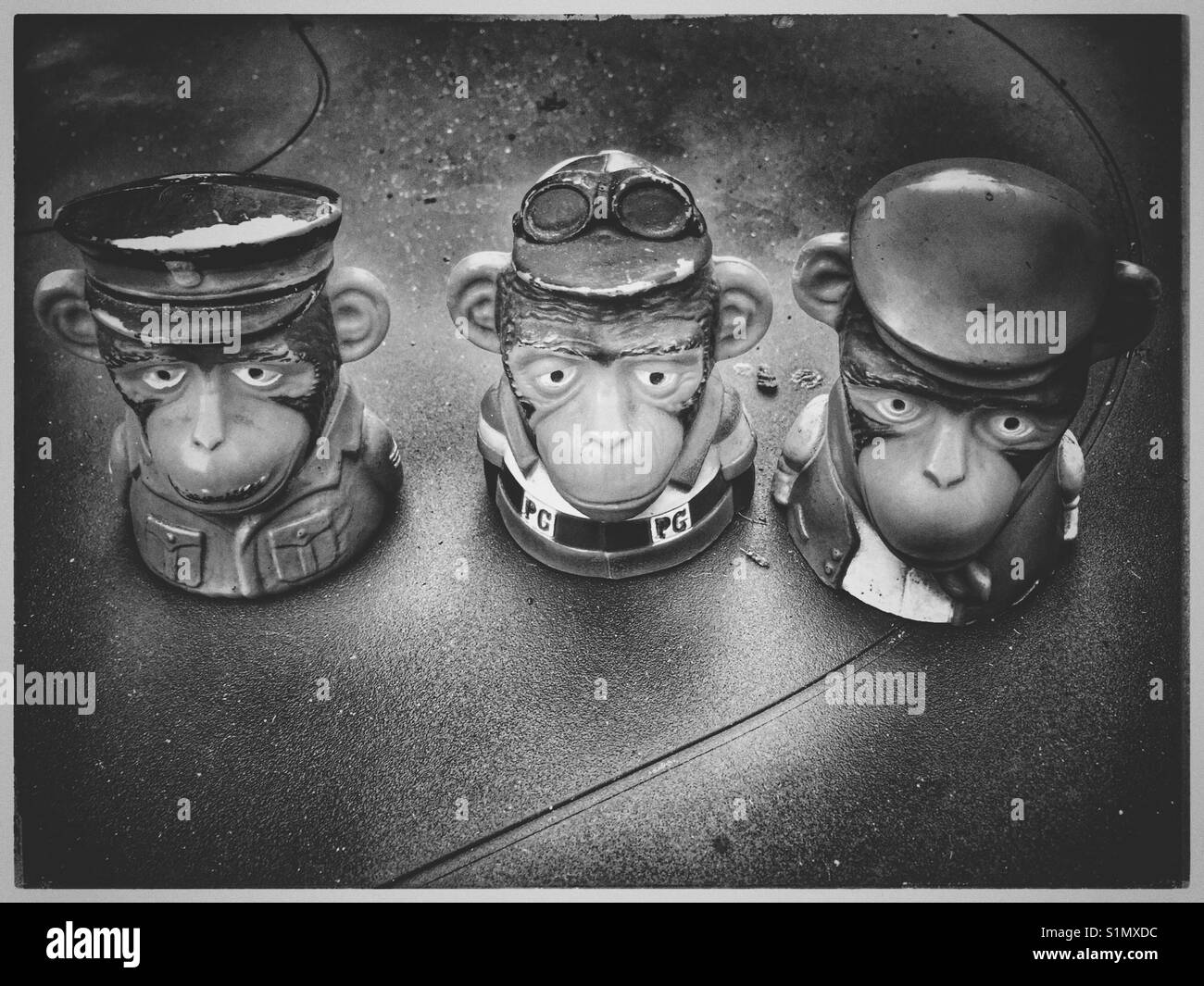 Trio von Vintage 70er PG Tips Eierbecher Toppers. Sergeant Schimpansen, Cyril der Radfahrer und Bauarbeiter Schimpanse. Stockfoto