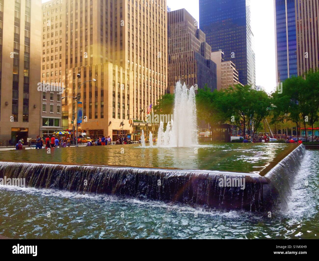 Einen reflektierenden Pool und Springbrunnen, Rockefeller Center, Avenue of the Americas, New York, USA - Smartphone-aufgenommenes Stockfoto