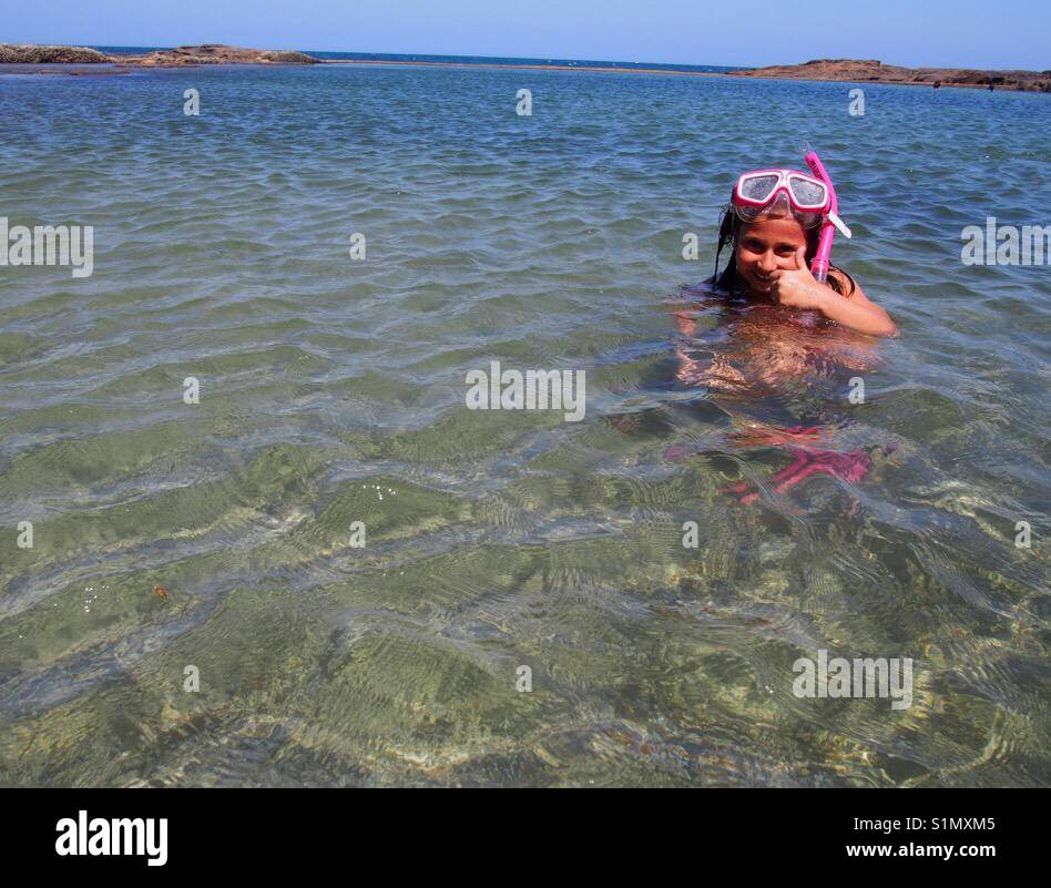 Daumen nach oben von Little girl Schnorcheln in den Pazifischen Ozean, South Coast NSW Australien Stockfoto