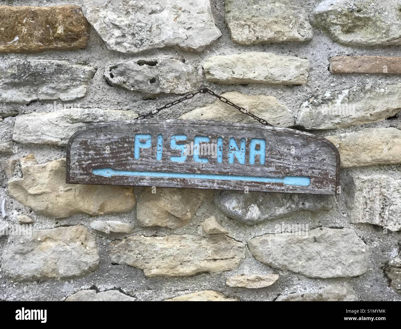 Italienische Holzschild für ein Schwimmbad an der Wand aufhängen Stockfoto