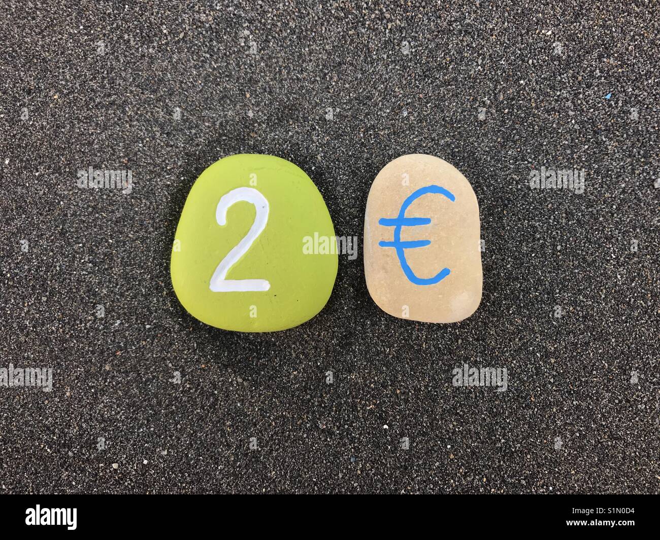 2 Euro mit geschnitzten und farbigen Steinen Stockfoto