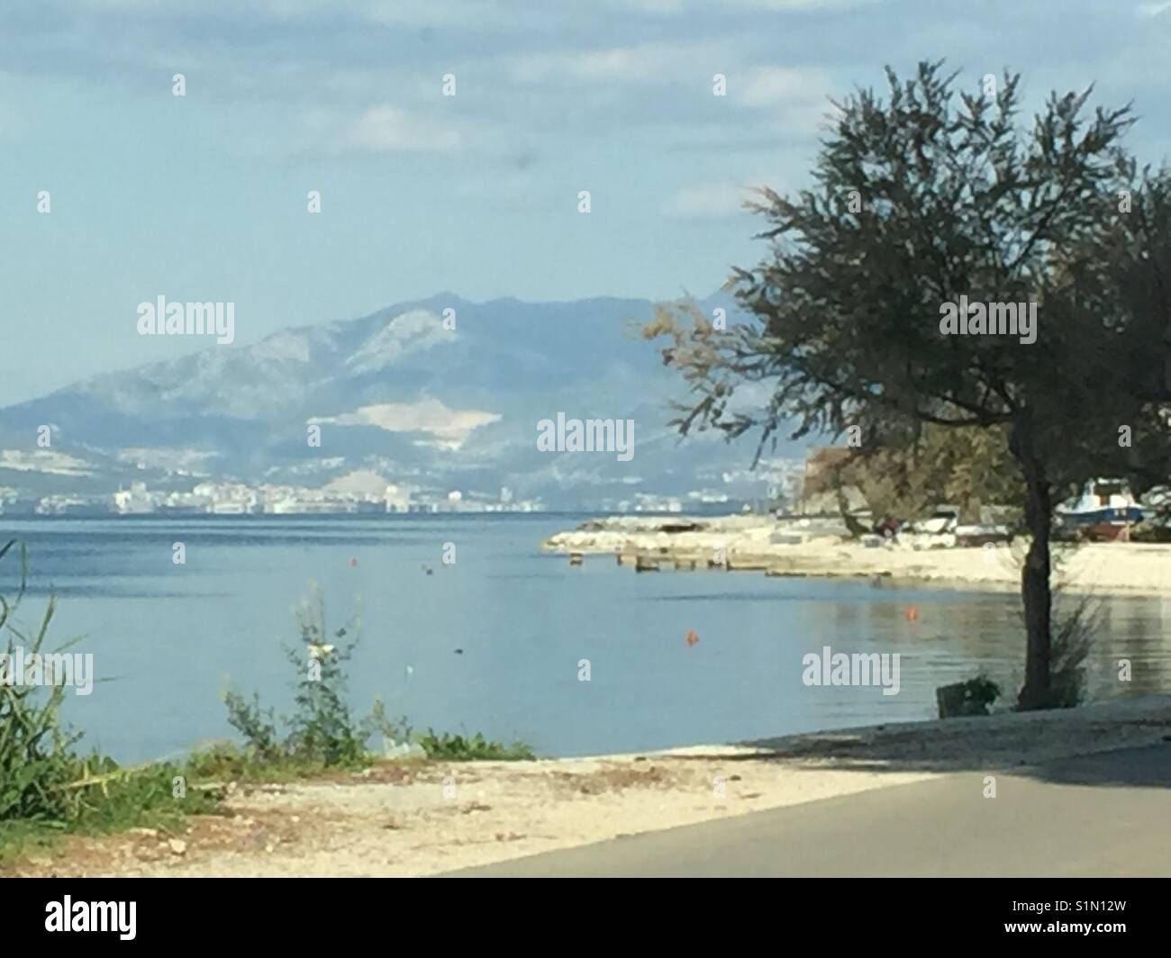 Eine Ansicht von Split in der Ferne über der Bucht von Kastela. Stockfoto