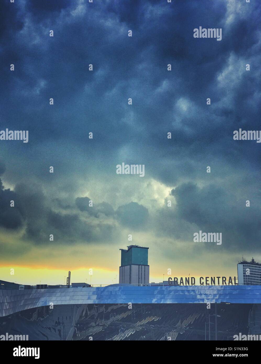 Dunkle Wolken über dem Grand Central Bahnhof, Birmingham, Großbritannien Stockfoto