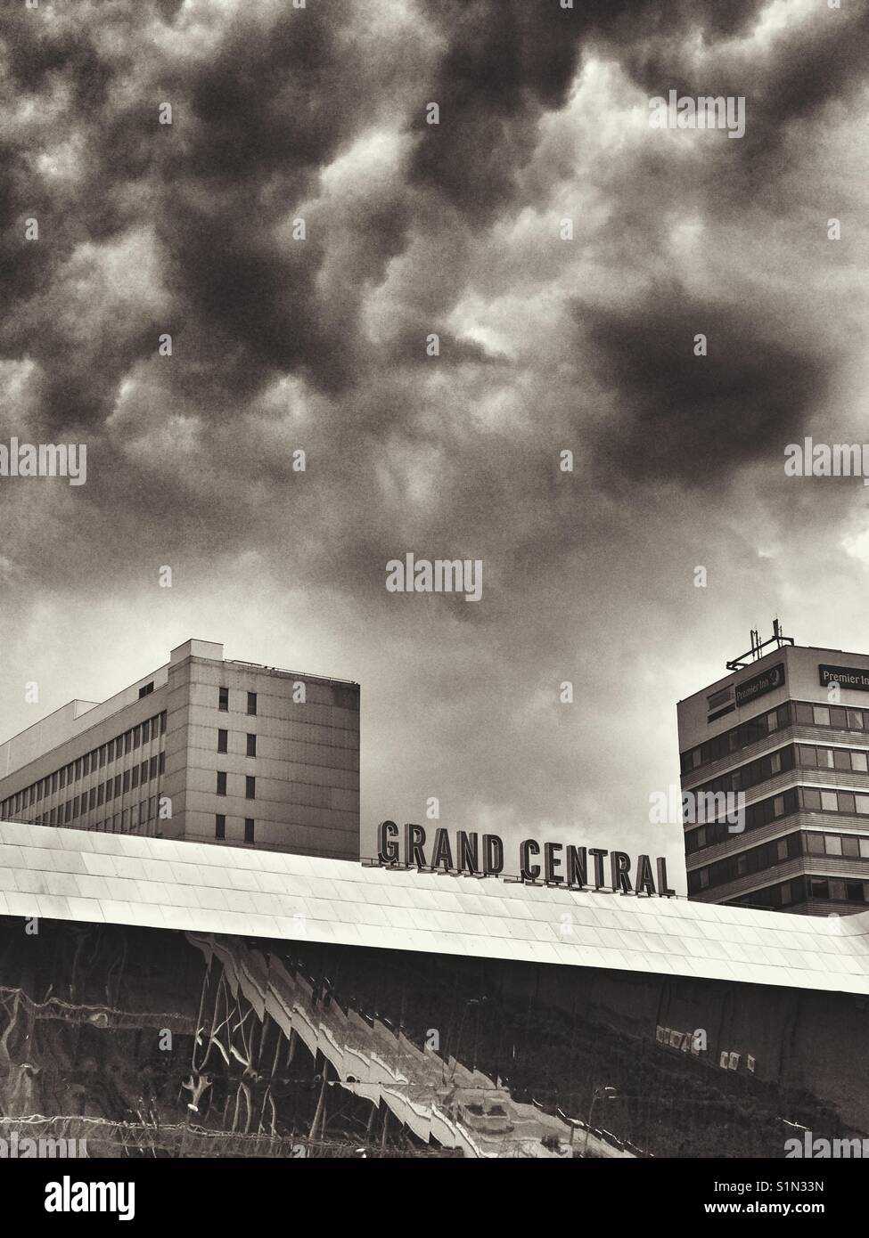 Dunkle Wolken über der Grand Central Station, Birmingham, Großbritannien Stockfoto