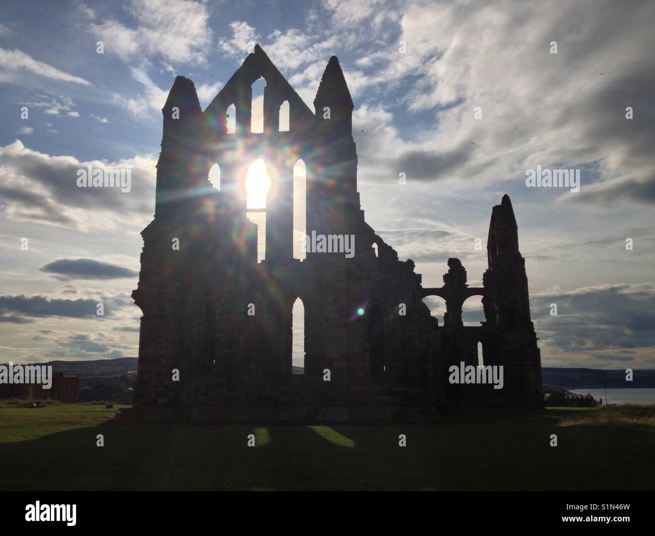 Whitby Abbey mit einer untergehenden Sonne hinter (Querformat). Von Matthew Oakes genommen. Stockfoto