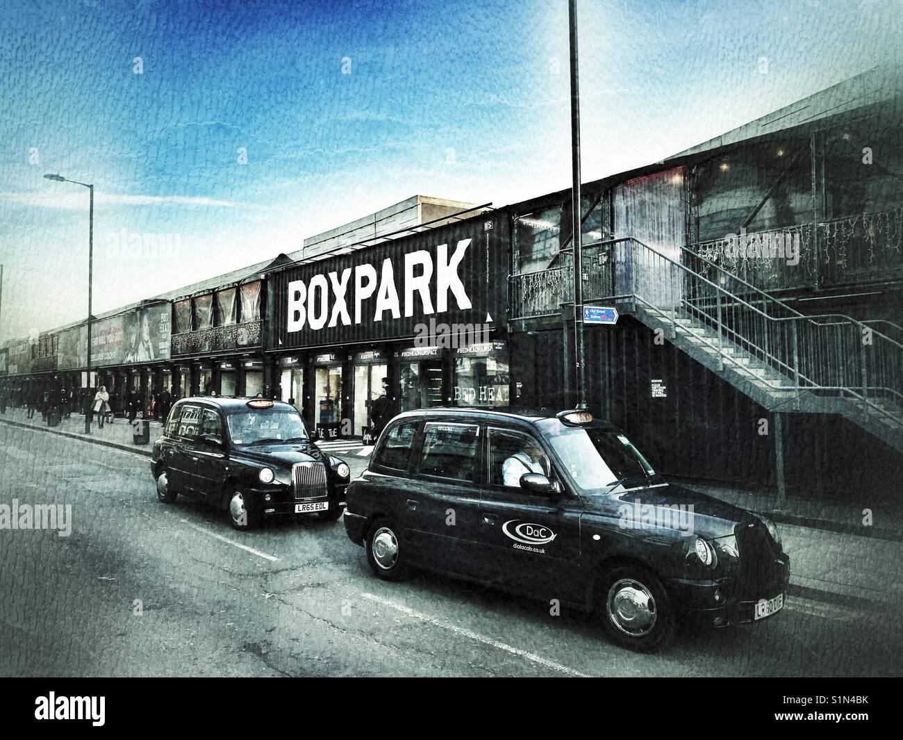 Zwei schwarzen Londoner Taxis in Shoreditch Boxpark Stockfoto