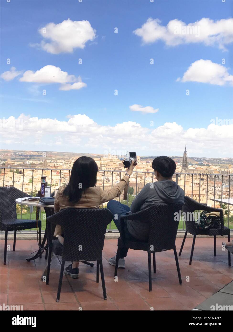 Paar Touristen Fotos von der Terrasse des Parador. Toledo. Spanien. Stockfoto