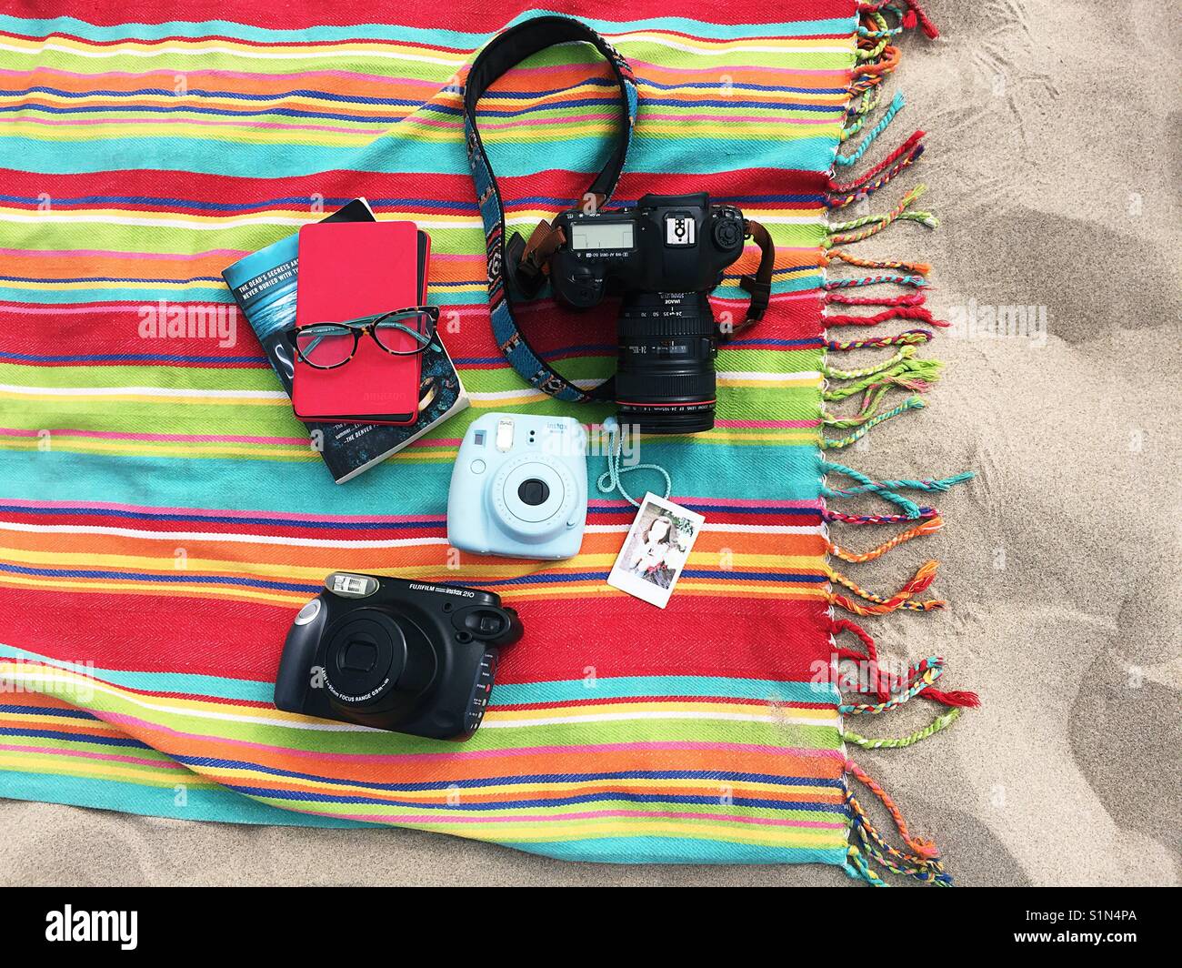 Kamera Ausrüstung auf einem gestreiften Strand Decke angeordnet. Stockfoto