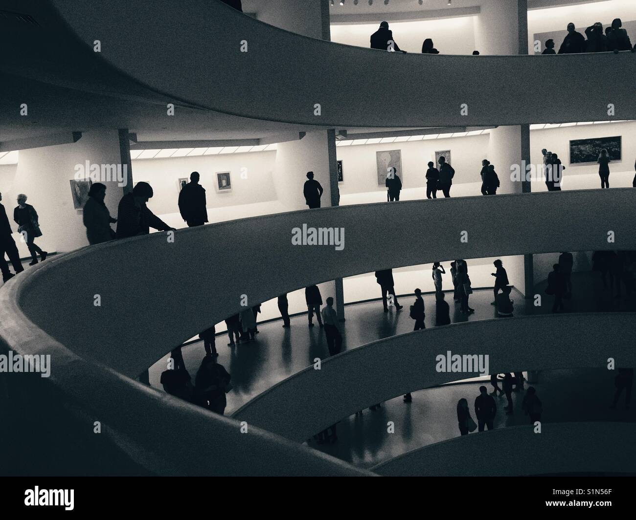 Die innere Struktur des Guggenheim Museum und Besucher, New York City, New York Stockfoto