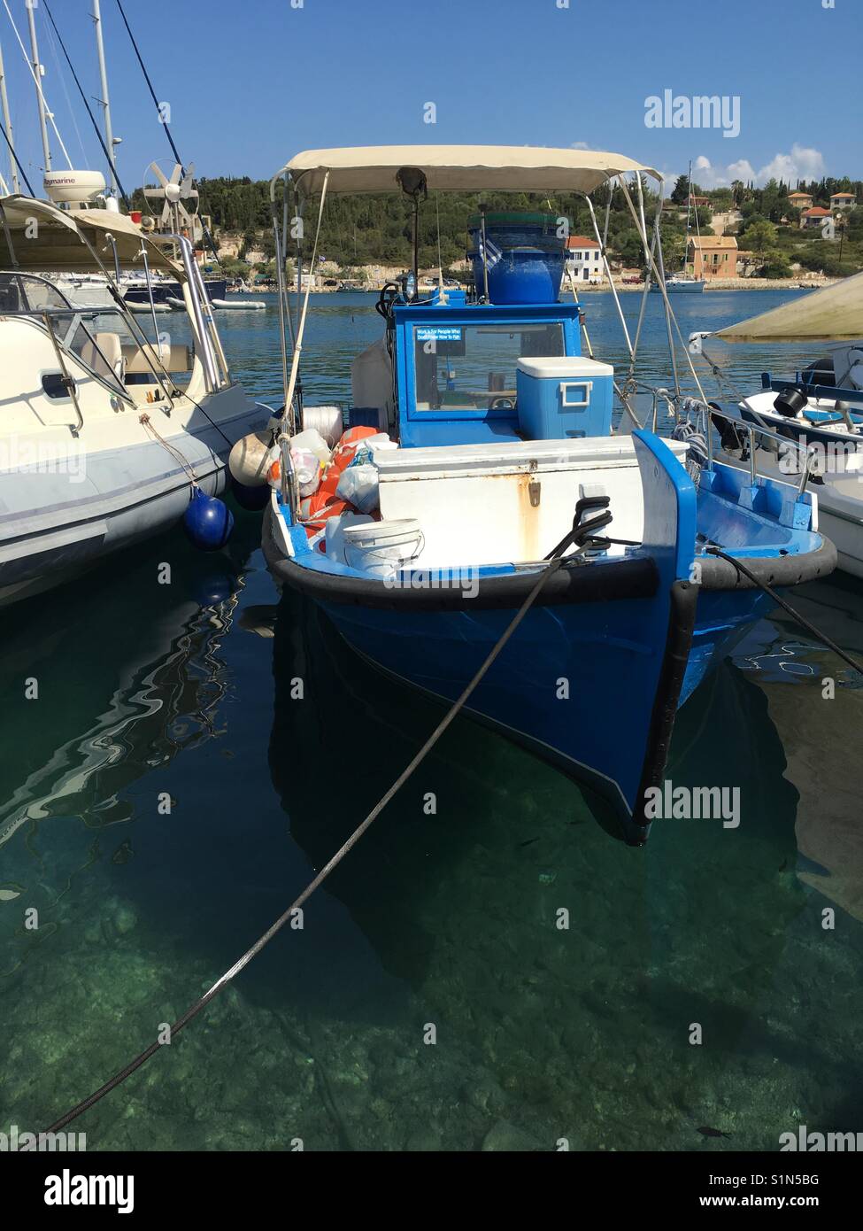 Eine schöne. Liegen Fischerboot in Fiskardo auf Kefalonia Insel im Ionischen Meer in Griechenland - Smartphone-aufgenommenes Stockfoto