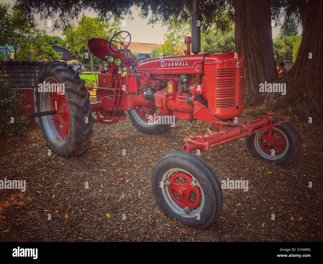 Eine klassische Traktor auf einem Weingut im Napa Valley, Kalifornien Stockfoto