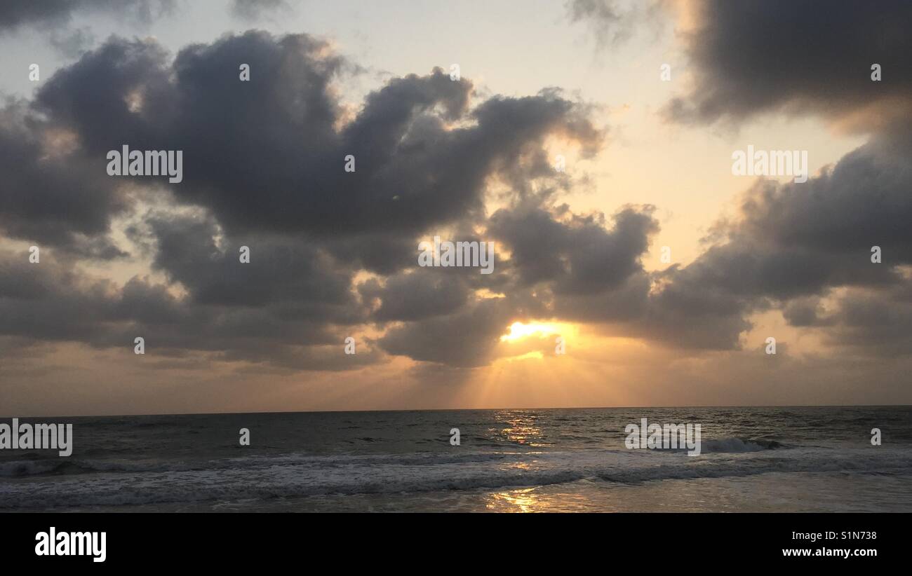 Der Glaube ist die Kraft, durch die eine zerbrochene Welt in Licht entstehen. Stockfoto