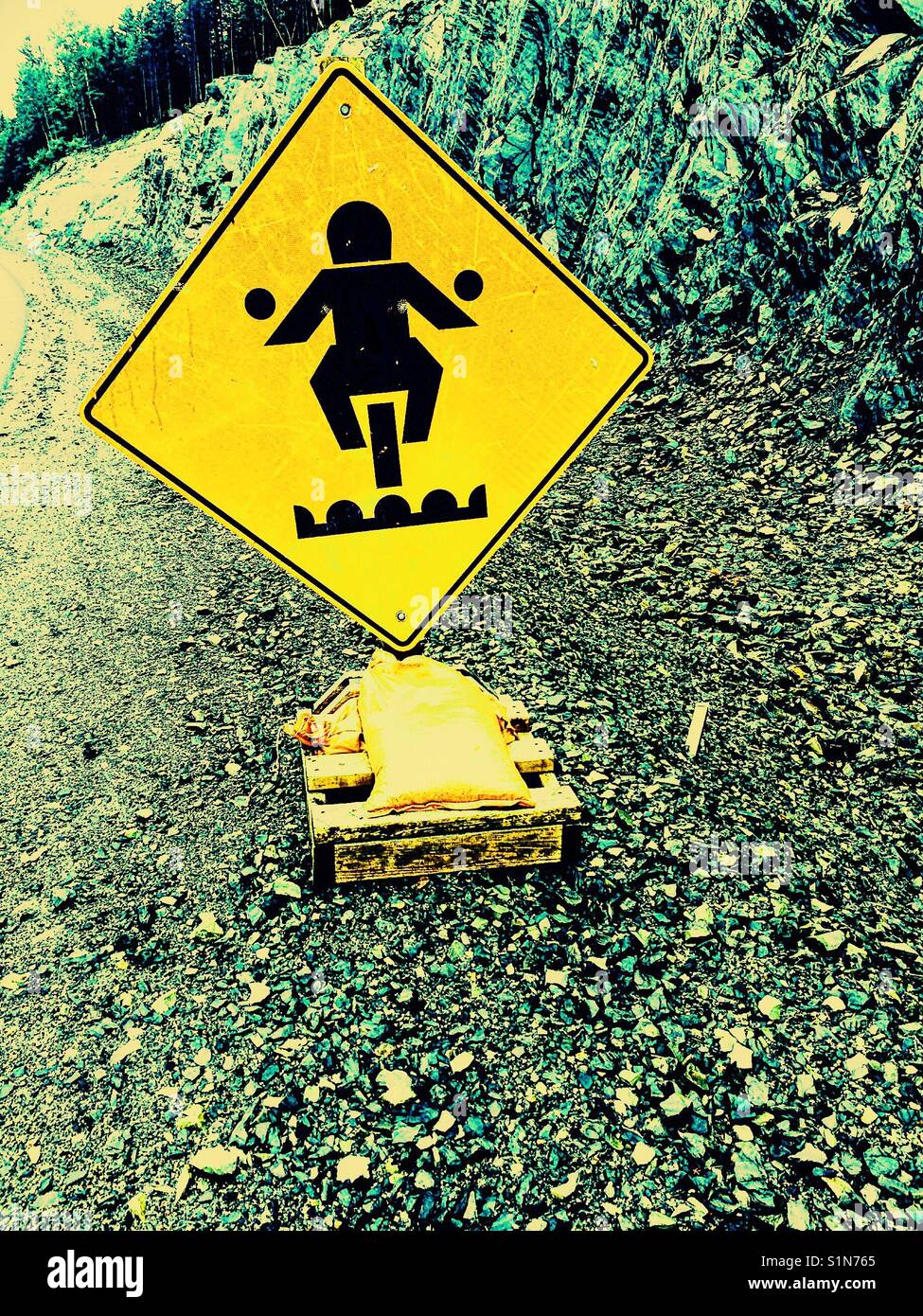 Holprige Straße voran Warnzeichen für Motorradfahrer, Kanada Stockfoto