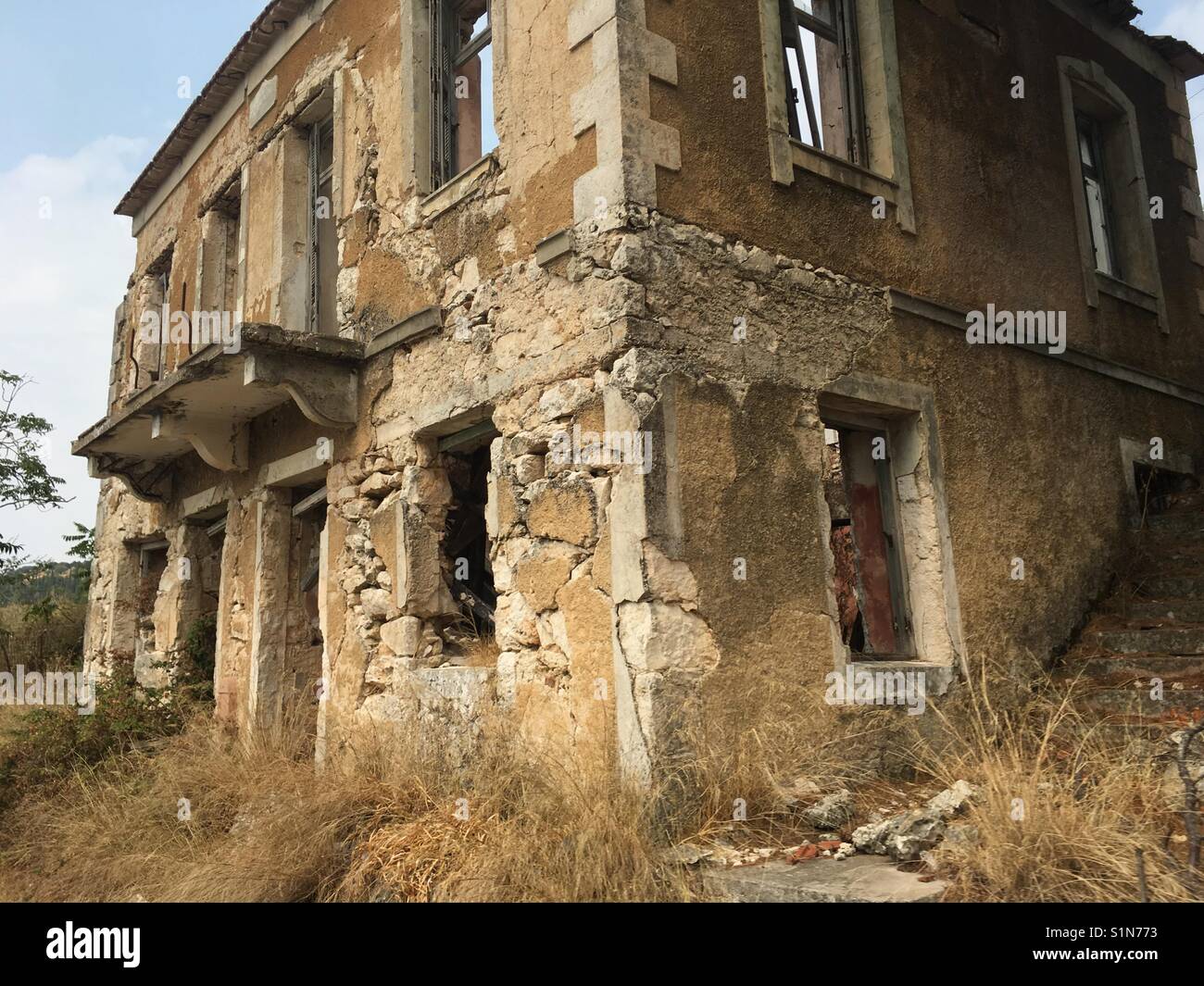 Ein altes Steinhaus entweder durch Erdbeben oder Zeit auf der Insel Kefalonia in Griechenland beschädigt - Smartphone-aufgenommenes Stockfoto
