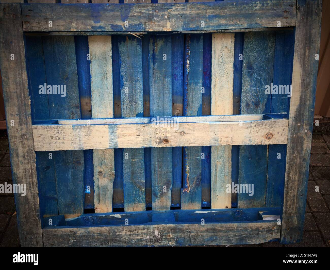 Die Unterseite der blau lackierten Holzpalette - Smartphone-aufgenommenes Stockfoto