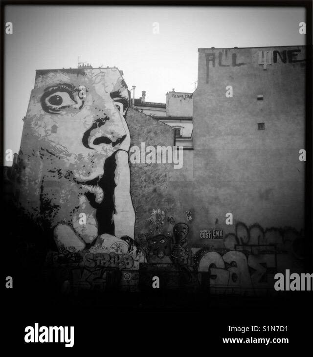 Street Art auf einem Delapitated Wand in Paris. Stockfoto