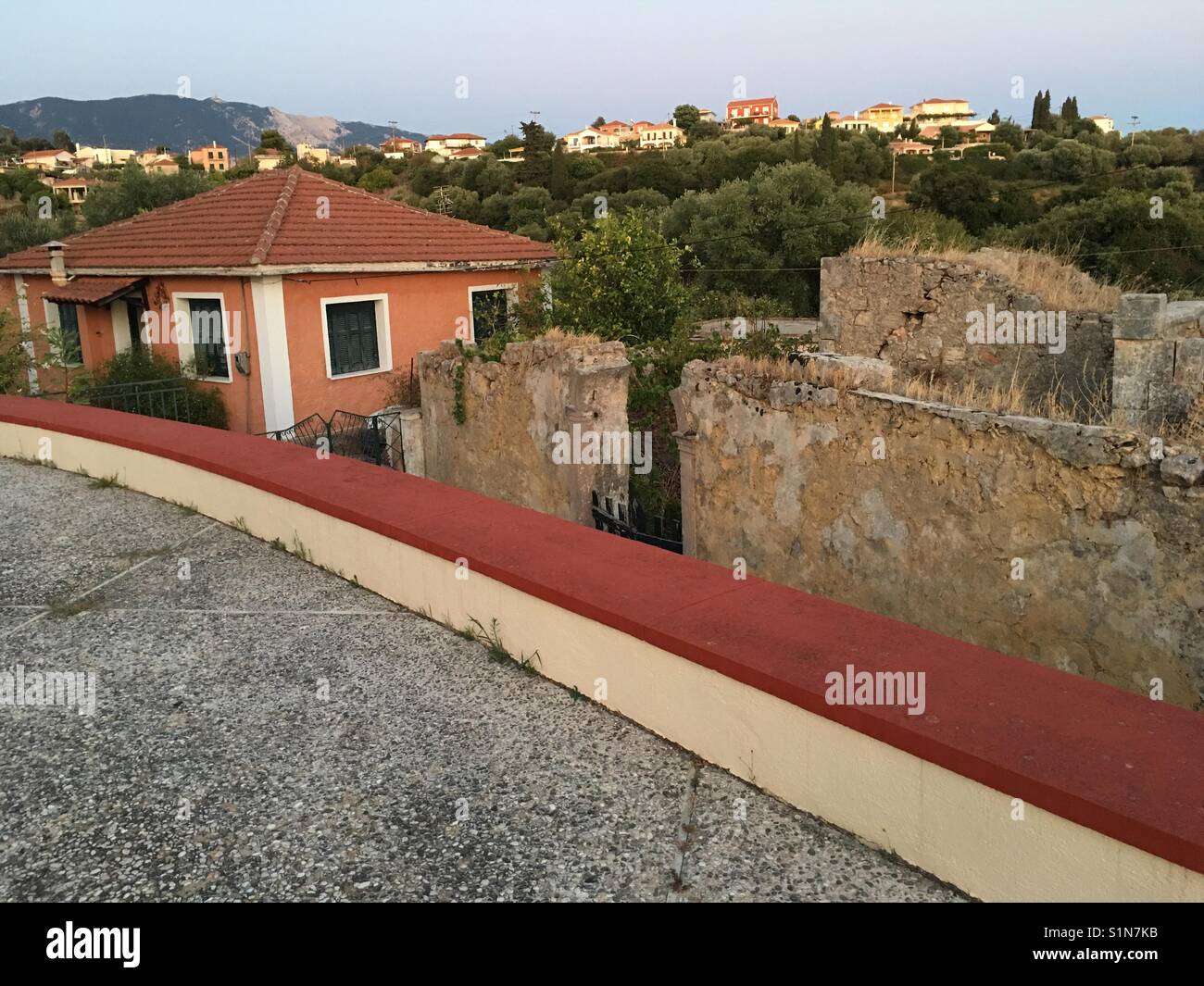 Ein altes und ein neues Haus in Svornata auf Kefalonia in Griechenland - Smartphone-aufgenommenes Stockfoto