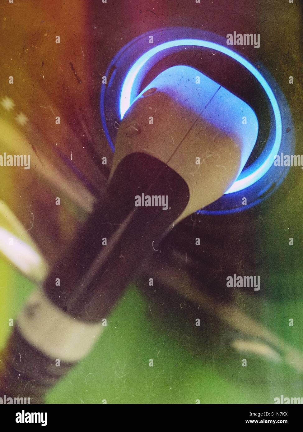 Elektroauto Ladebuchse - Smartphone-aufgenommenes Stockfoto