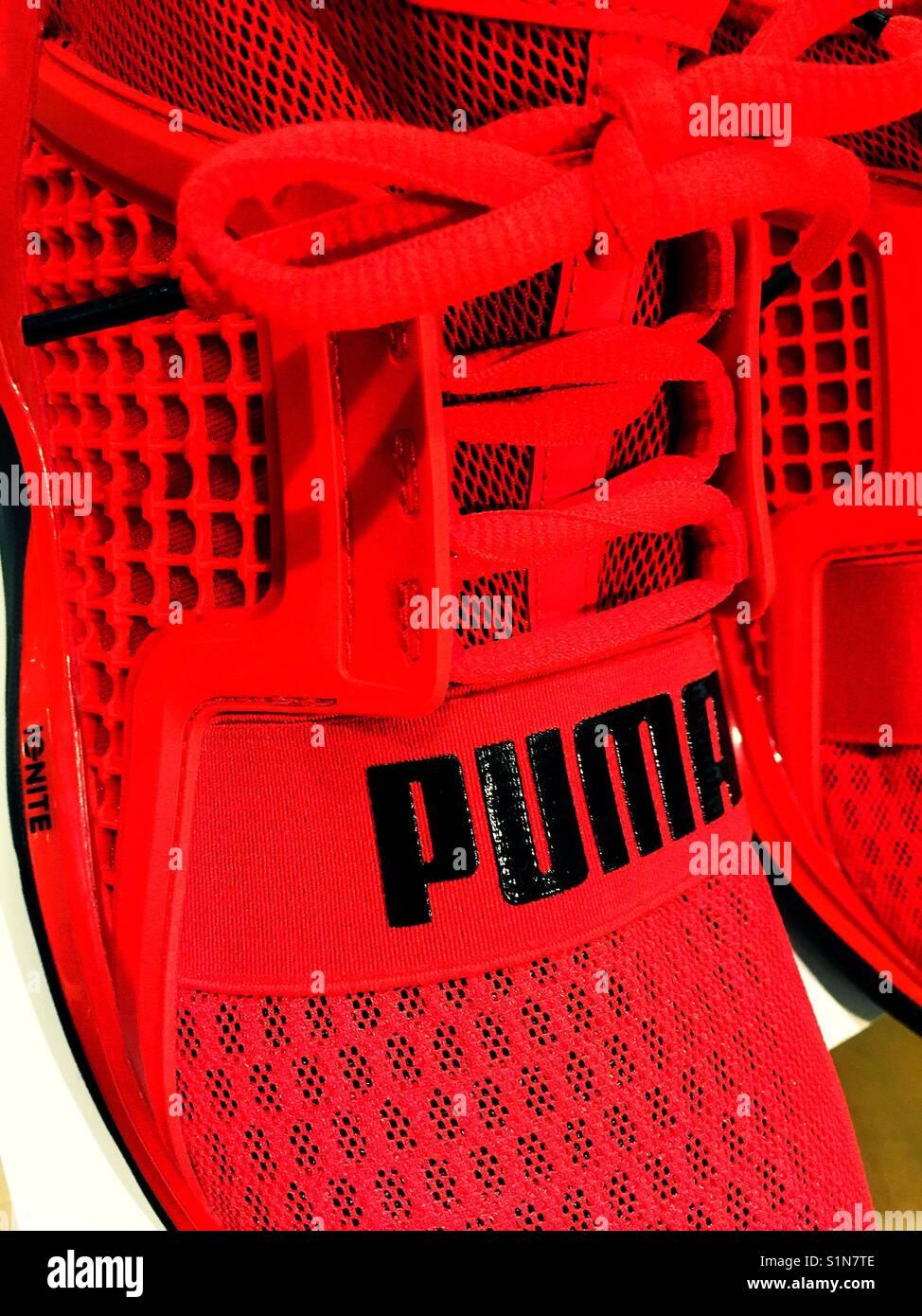 Leuchtend rote Marke Puma Athletic Shoe, USA Stockfoto
