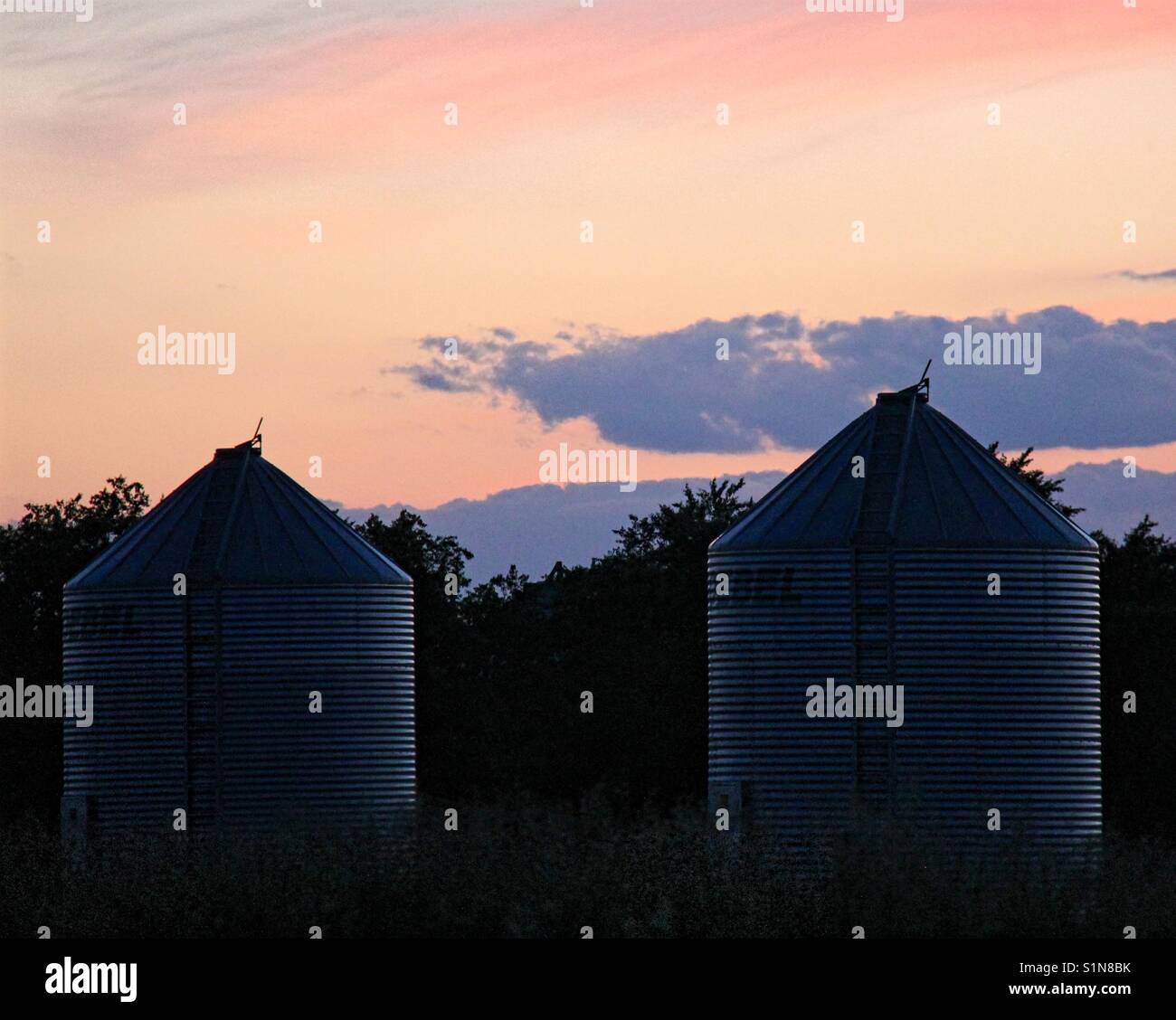 Korn bins bei Sonnenuntergang Stockfoto