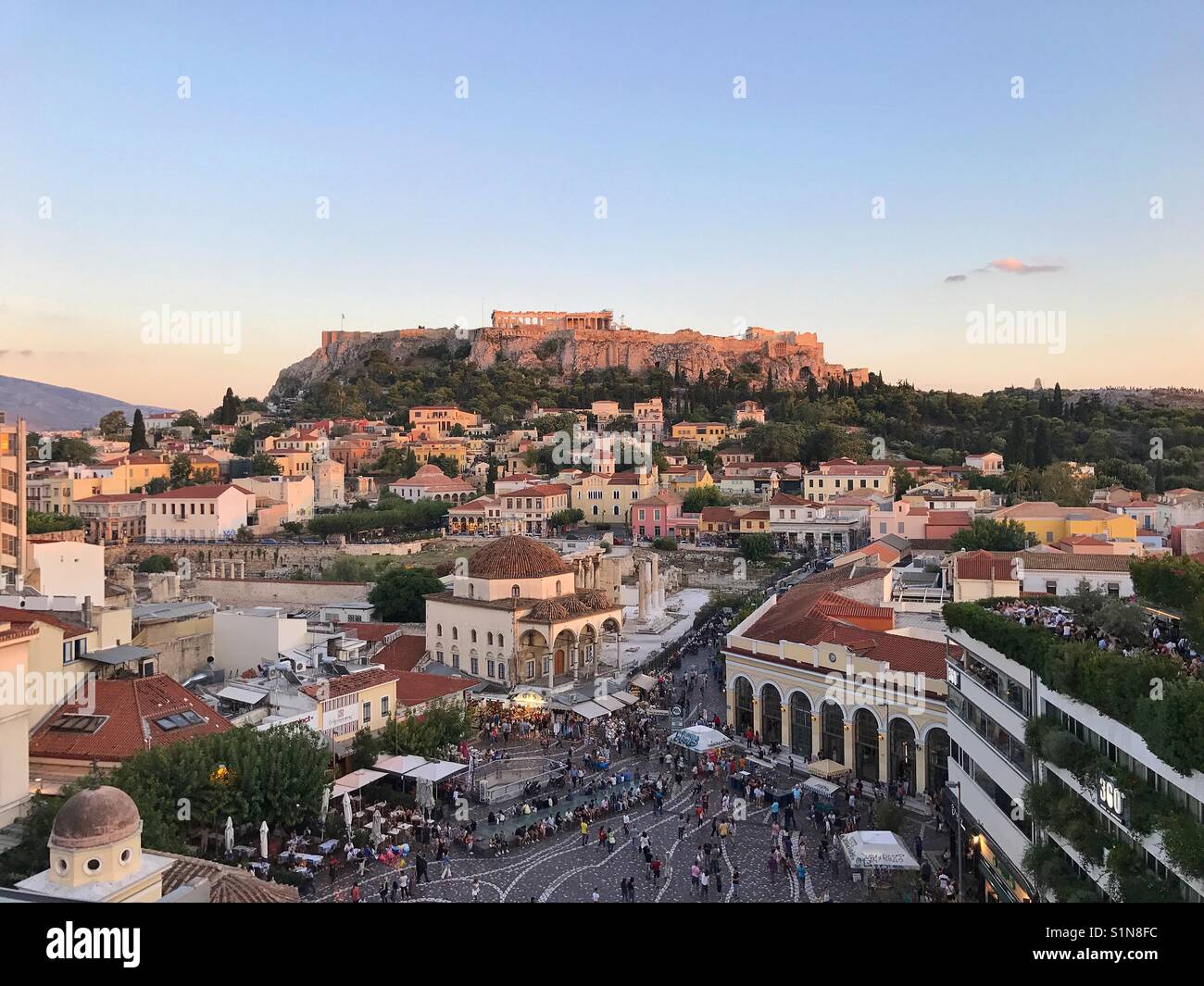 Anzeigen von Monastiraki Platz und die Akropolis in Athen, Griechenland - Smartphone-aufgenommenes Stockfoto