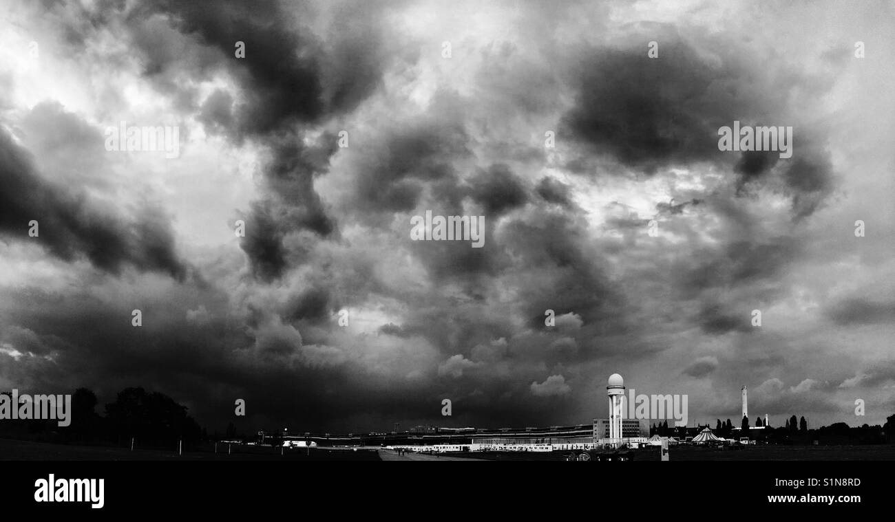 Drohende Wolken über dem Flughafen Tempelhof Stockfoto