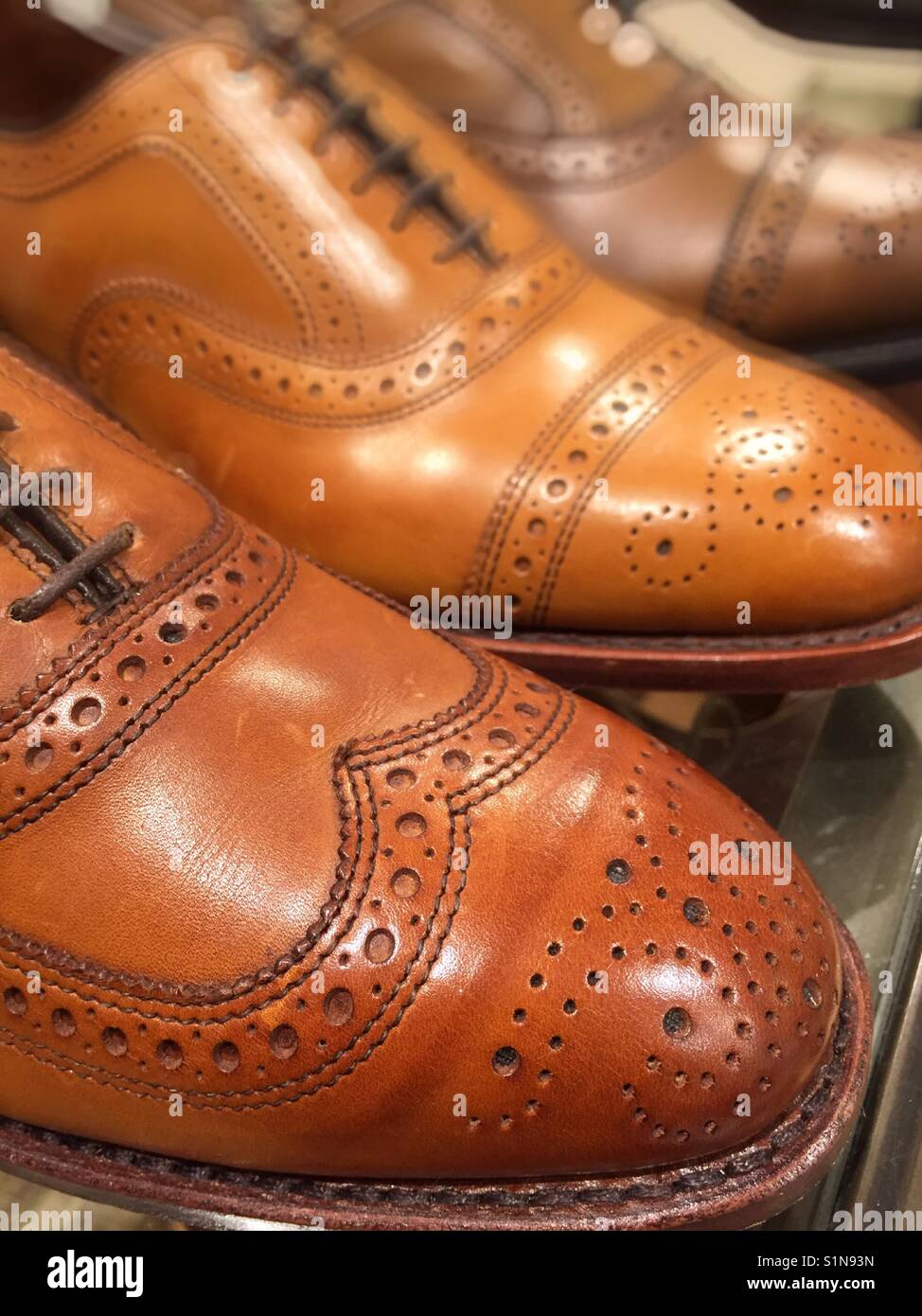 Der Klassiker von braunem Leder Männer wingtip Schuhe, Anzeige an  Schuhgeschäft, NYC, USA Stockfotografie - Alamy