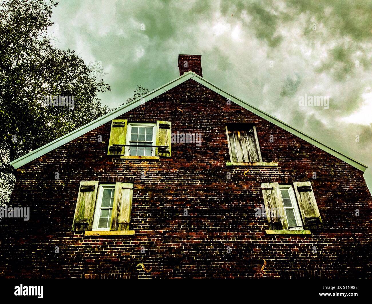 Seitenansicht, Fensterläden offen, geschlossen, Links zu öffnen, klicken Sie mit der rechten offenen gemauerten Wand historischen Kerr Mühle am Sloan Park Millbridge North Carolina - Smartphone-aufgenommenes Stockfoto