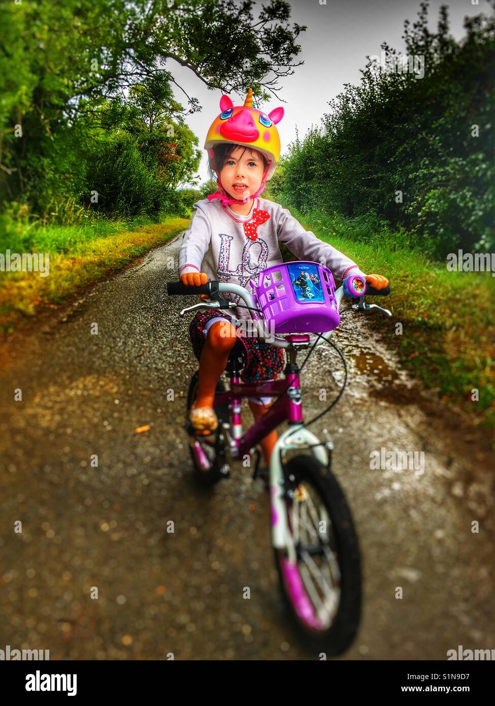 Mädchen auf dem Fahrrad - Smartphone-aufgenommenes Stockfoto