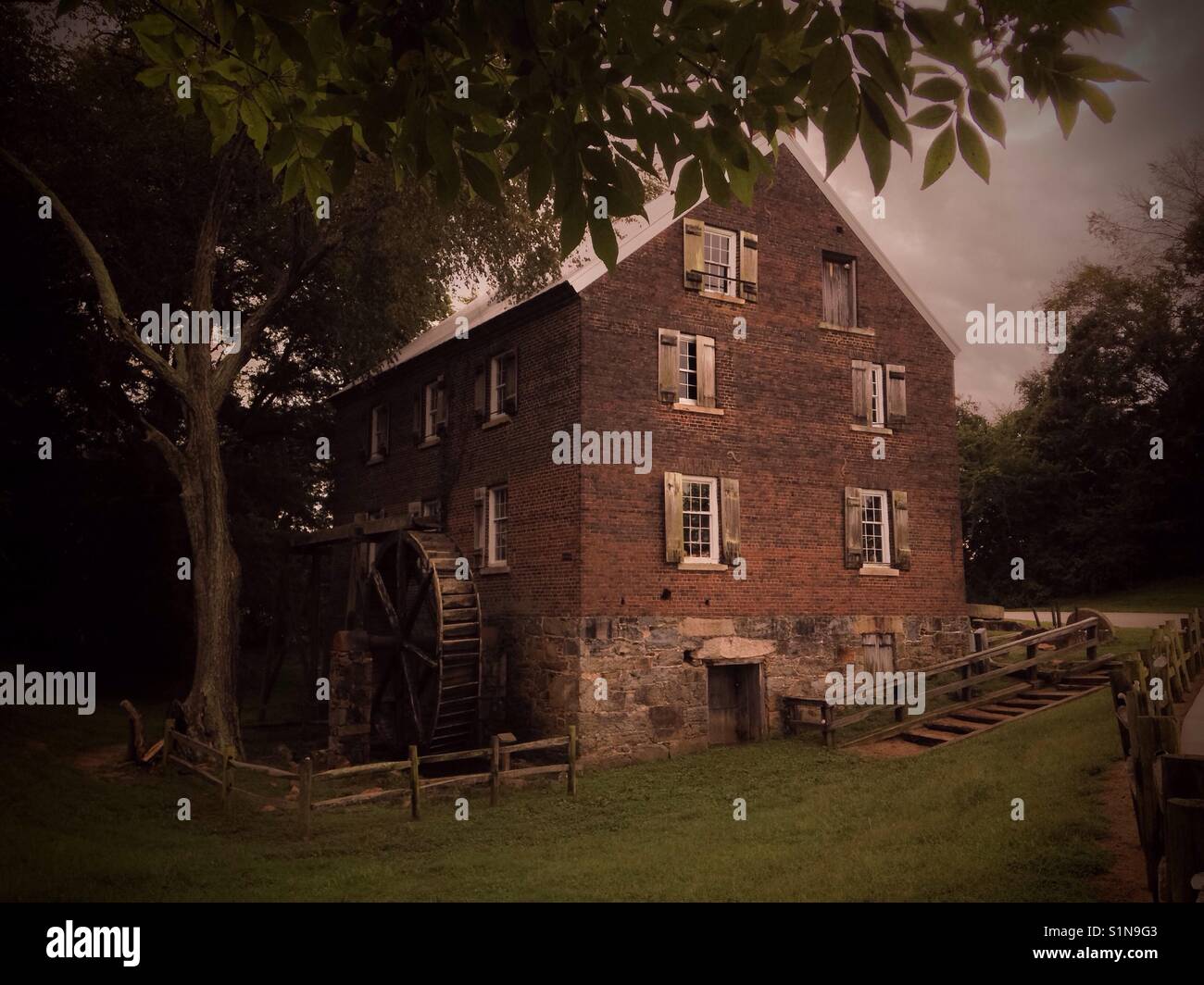 Blick auf die Altstadt Kerr Mühle am Sloan Park in North Carolina Millbridge - Smartphone-aufgenommenes Stockfoto
