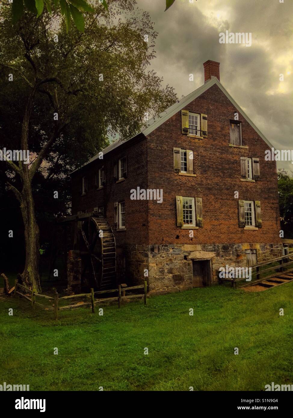 Bewölkten Himmel über historische Kerr Mühle am Sloan Park in der Nähe von Millbridge North Carolina - Smartphone-aufgenommenes Stockfoto