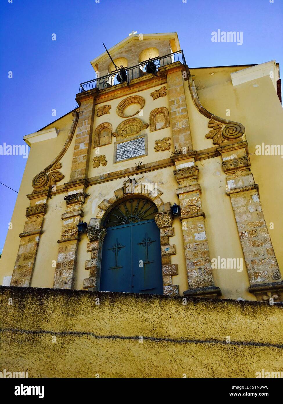 Orthodoxe Kirche Panayia Theotokos in der Nähe von Ntomata Sovornata auf Kefalonia in Griechenland - Smartphone-aufgenommenes Stockfoto