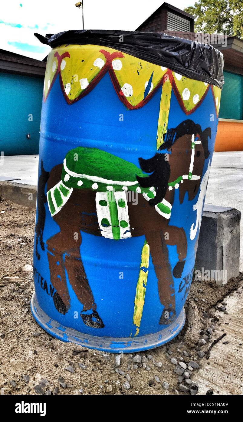 Das Kind das Gemälde von einem Karussell Pferd auf einem Mülleimer. Stockfoto