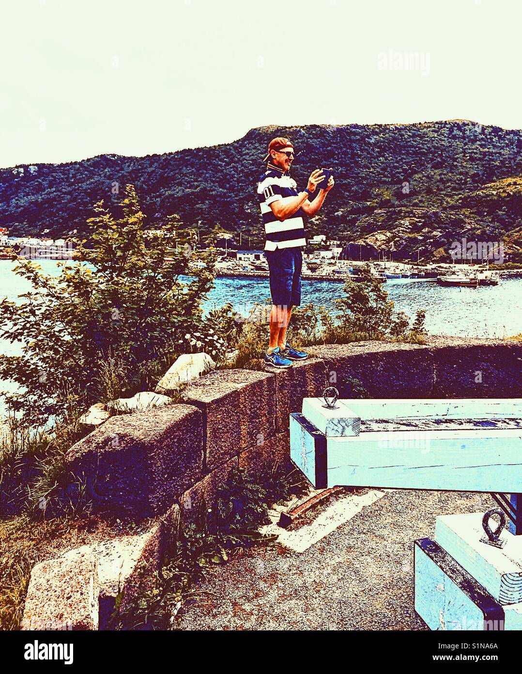 Im mittleren Alter skandinavischer Mann, Foto auf mobile, Kanada Stockfoto