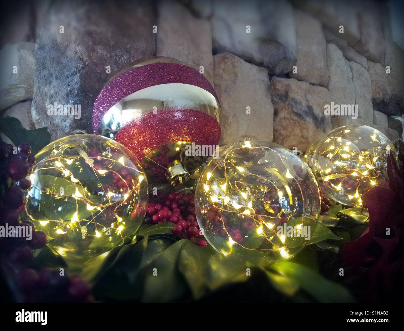 Weihnachtslichter auf Mantel Stockfoto