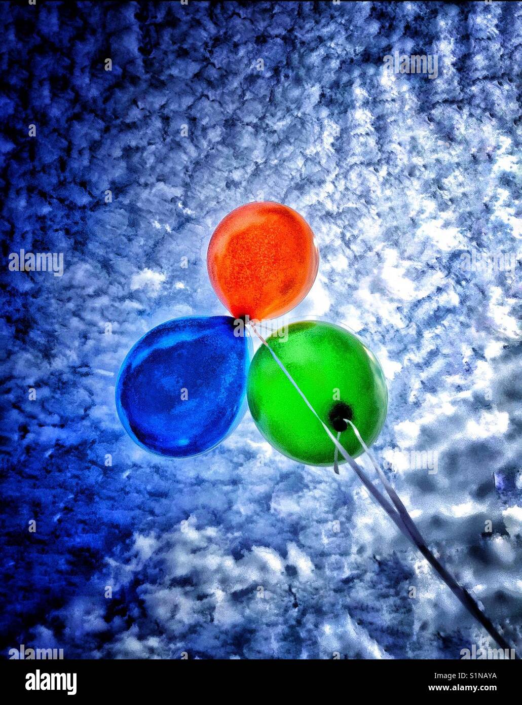 Bunte Luftballons in den Himmel. Stockfoto