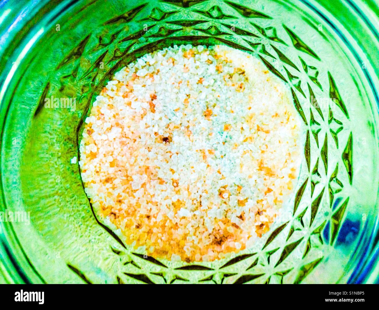Himalaya Salz in ein kleines canning Glas mit einem Filter - Smartphone-aufgenommenes Stockfoto