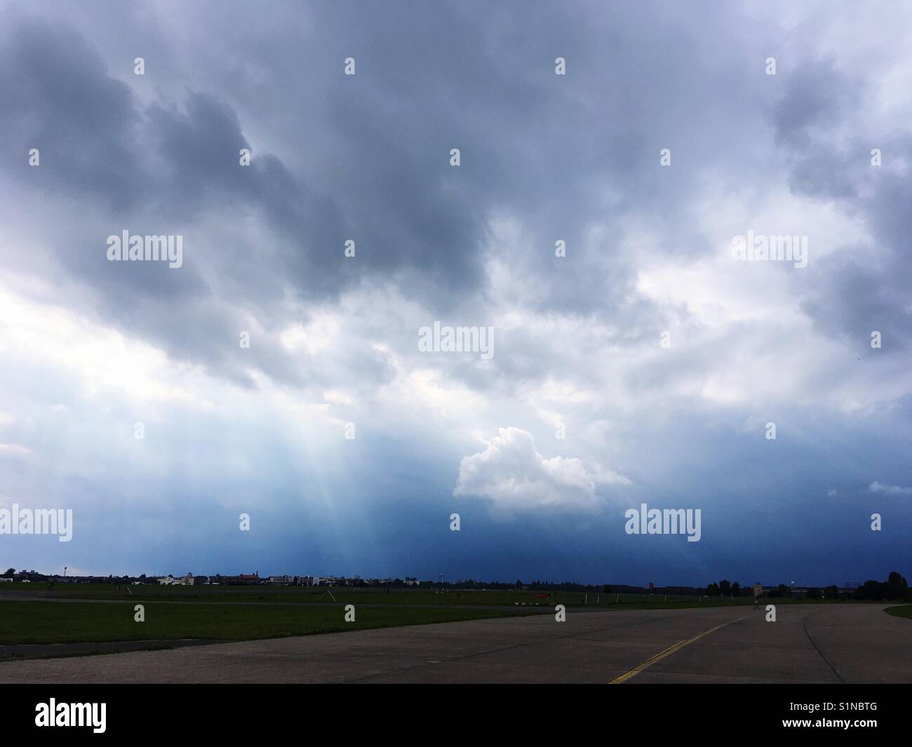 Wolken einer Regenfront nähert - Smartphone-aufgenommenes Stockfoto