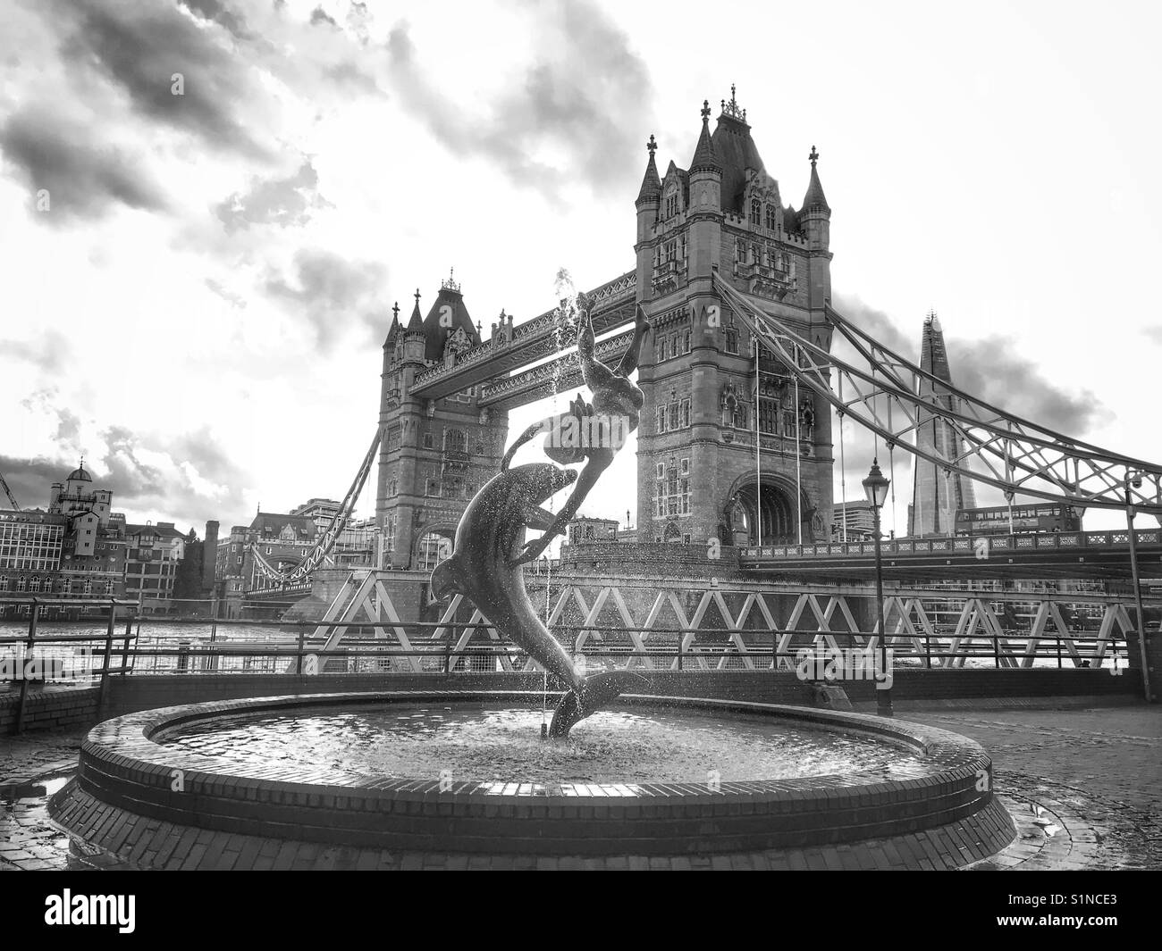 Tower Bridge London mit Mädchen mit einem Delphin Brunnen Stockfoto