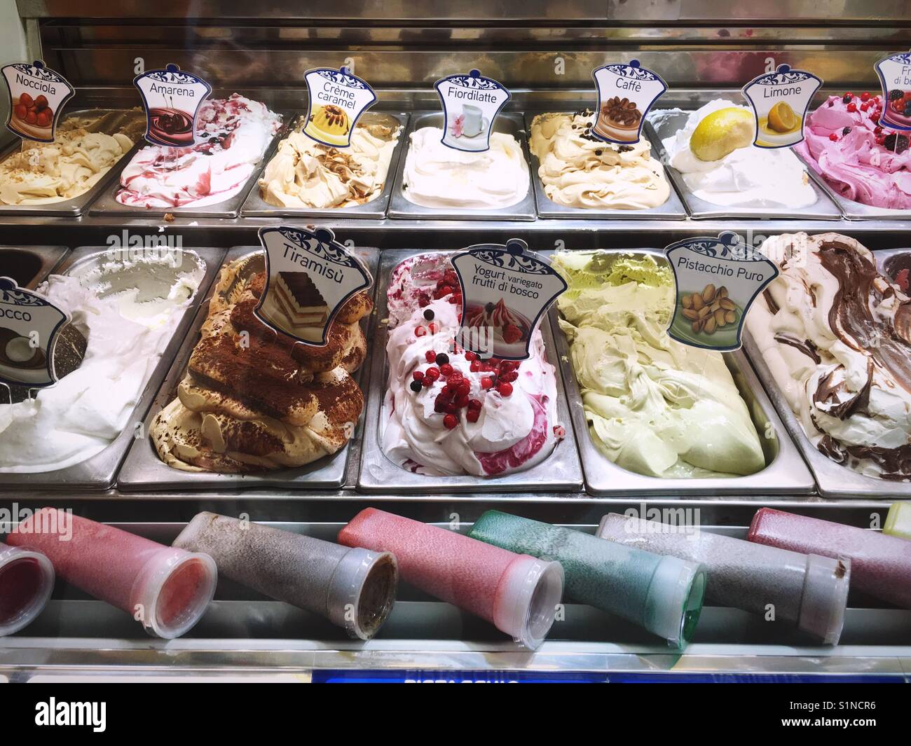 Verschiedene gelato (italienische Eis) Aromen Stockfoto