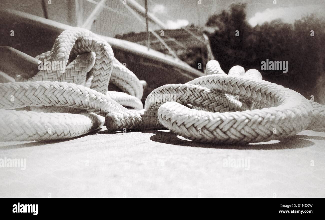 Nahaufnahme von geknotete Seile binden Sie ein Boot an einem lokalen Marina. Stockfoto