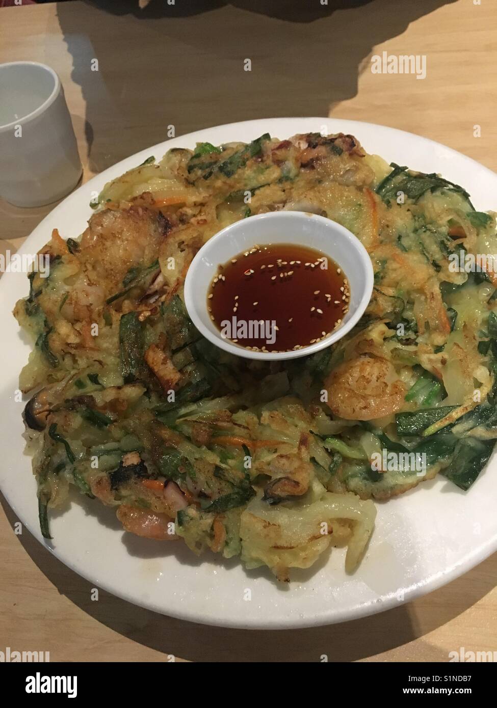 Koreanische Meeresfrüchte Pfannkuchen mit Garnelen, Tintenfisch und Frühlingszwiebeln Stockfoto