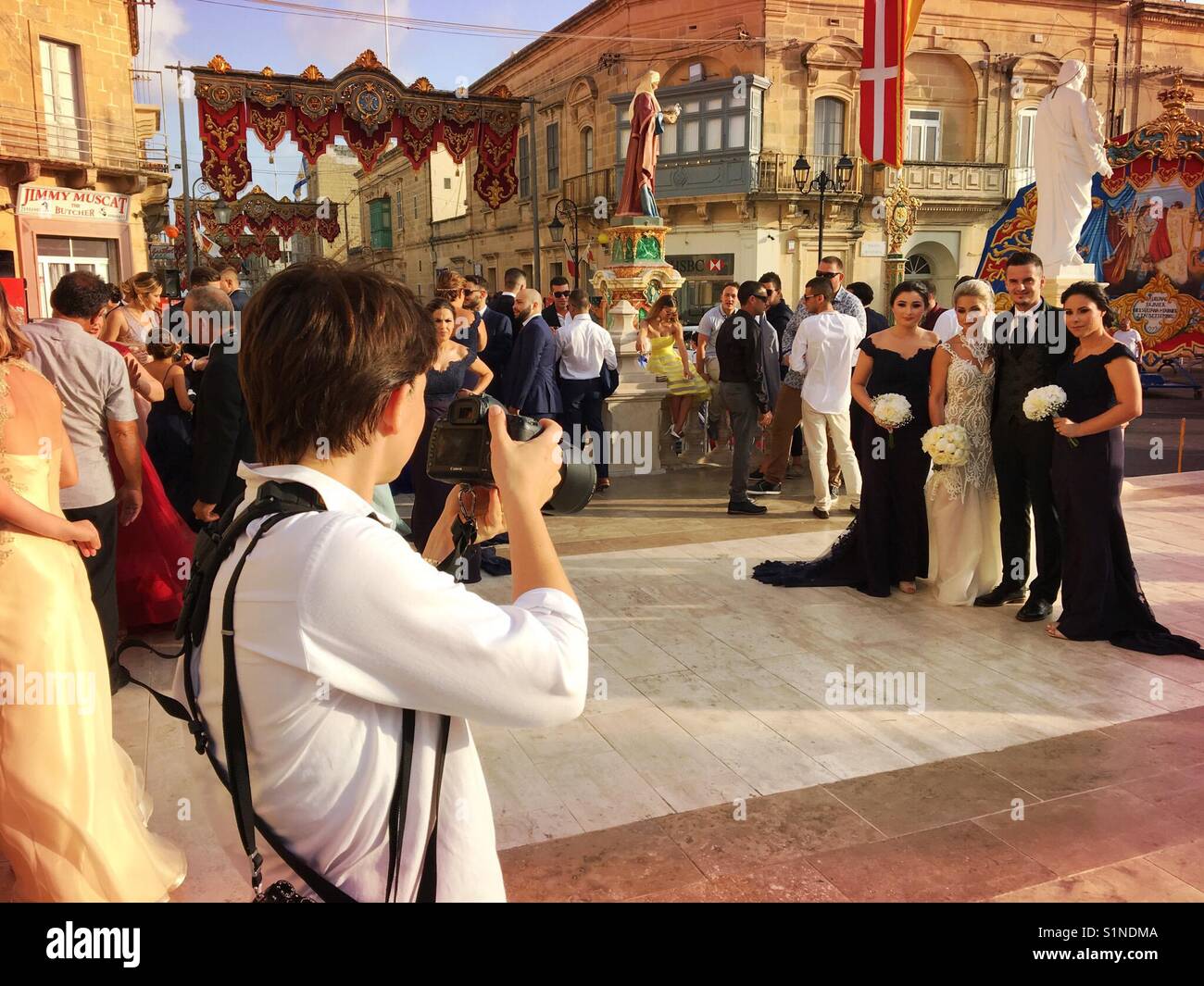 Fotograf schießt Hochzeitspaar Braut und Bräutigam in Xaghra, Gozo, Malta - Smartphone-aufgenommenes Stockfoto