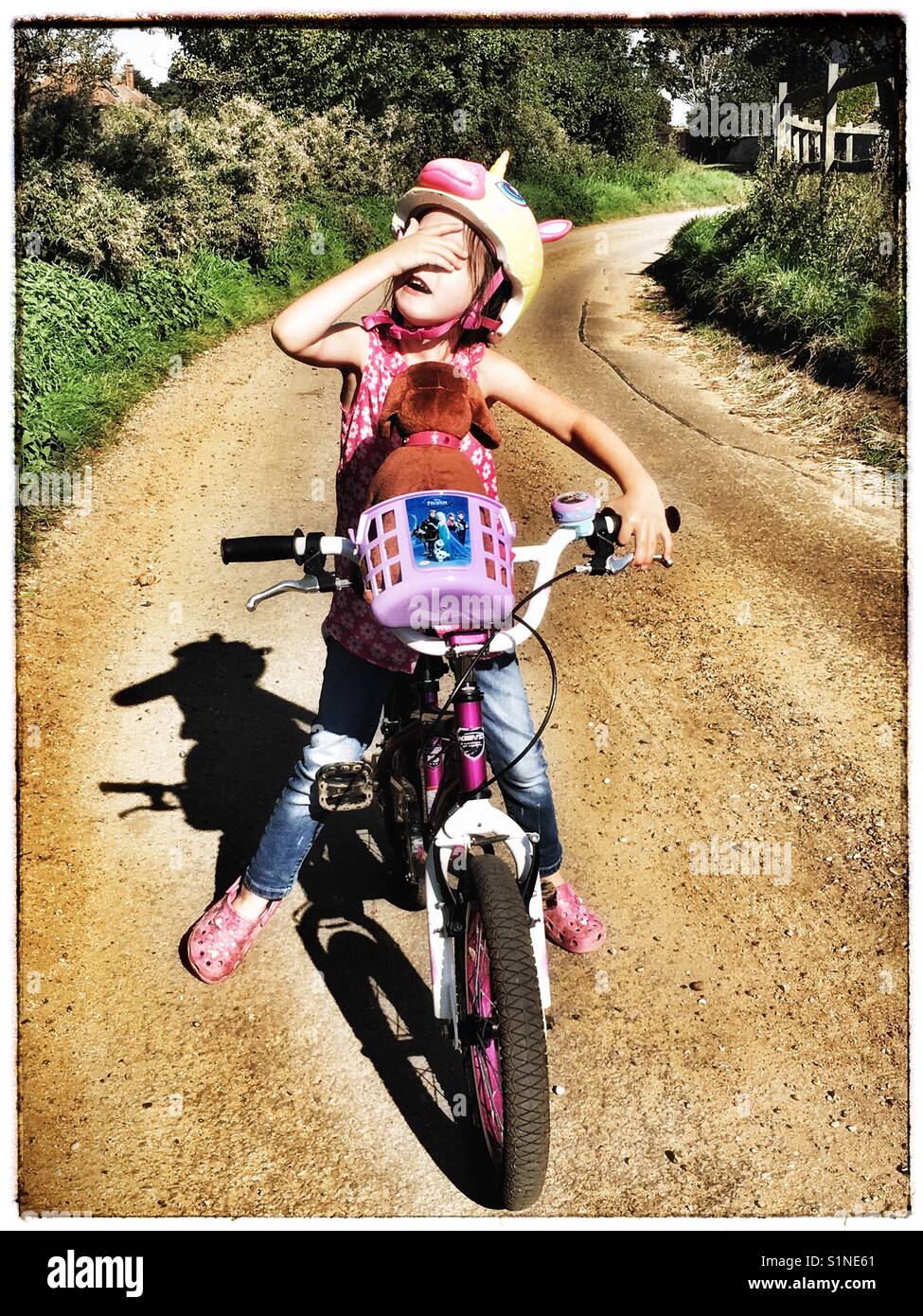 Kind auf dem Fahrrad - Smartphone-aufgenommenes Stockfoto